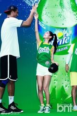 组图：演员Clara可爱运动造型 参加街头篮球赛