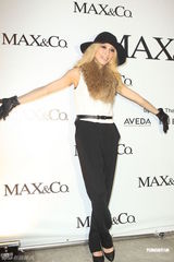 组图：戴佩妮金发造型首次走秀 自嘲腿太短