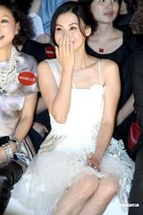 组图：张柏芝观时装秀  白色纱裙宛若仙子