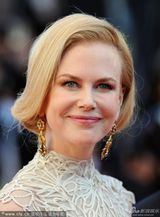 组图：妮可走秀精致长裙华贵 与李安牵手热聊