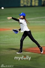 组图：韩国女艺人金荷娜担任棒球比赛开球嘉宾