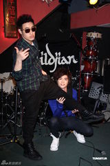 组图：纪佳松开唱潘玮柏红蛋献瑞 现场抱大腿