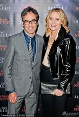 组图：《伟大诱惑》首映芭拉班大秀美背