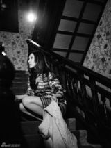 组图：王雅捷黑白写真复古时尚 展现妩媚梦幻