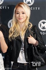 组图：任时完李准出席品牌展示会黑白装拼帅