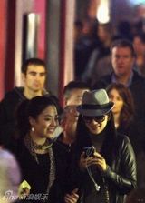 组图：黄奕上海现身心情愉悦 扮潮与同性密友逛街 