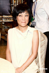 幻灯图：张艾嘉穿小洋装秀肌肤 再接代言高雅现身 