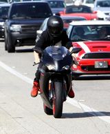 组图：比伯劲酷黑衣摩托狂飙 分手后兜风放松