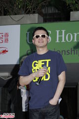 组图：何韵诗参与同志游行 父母支持下出柜