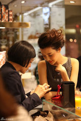 组图：车晓参加品牌开幕 优雅气质很抢眼