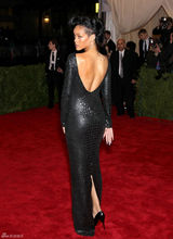 高清组图：蕾哈娜黑色露背礼服亮相时装庆典