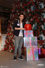 组图：柯震东香港签唱会 态度亲和大方拥抱女歌迷