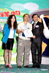 幻灯图：容祖儿热裤彩袜亮相 与吉祥物合影童心未泯