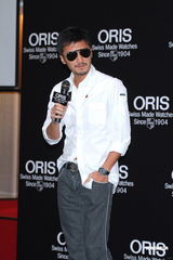 组图：谢霆锋出席活动 摘墨镜拍照大展亲和力