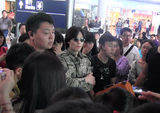 组图：萧敬腾回京心情好 粉丝成群接机