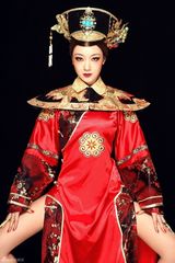 组图：于瑛楠《中国风》清宫装性感露腿