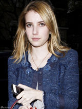 高清组图：艾玛-罗伯兹街拍深蓝色上衣搭配红包