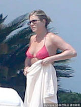 组图：安妮斯顿粉色比基尼 未婚夫泳池激吻