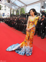 高清图：范冰冰身着龙袍礼服 闪耀戛纳开幕式红毯