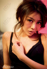 幻灯图集：巩新亮最新杂志写真曝光 薄纱裙上阵