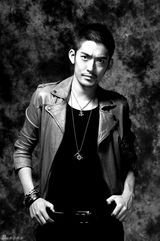 组图：张博冷峻写真曝光 尽现硬汉本色