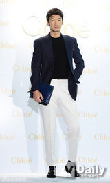 组图：李妍熙等靓装拼性感 韩彩英恢复曼妙身材