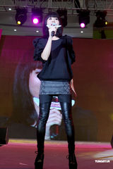 组图：阿Sa皮裤黑衣酷劲十足 献唱一首匆忙赶场吸金