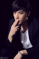 组图：邓宁拍摄写真大片 新造型帅气阳光