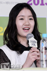 组图：《高龄化家族》试映 孔孝真抹胸短裙清凉