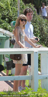 组图：泰勒-斯威夫特海边戏水 神秘男子全程陪伴