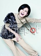 组图：童蕾登为杂志拍大片 摩登造型展时尚本色