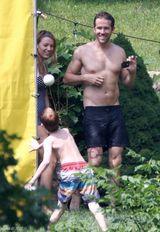 组图：雷诺兹聚会裸上身热吻布莱克-莱弗利