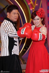 组图：Selina红裙俏皮 鸡排妹狂挤浑圆半球抢眼