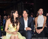 组图：伊能静翘腿露底全不知 热贴胡雪桦放电