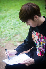 高清组图：独家对话韩国摇滚花美男鲁敏宇