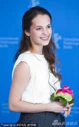 组图：《皇室风流史》发布会 女星维坎德捧花清丽