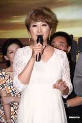 组图：张国立宣传《原乡》 与女演员避嫌