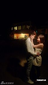 幻灯图：张敬轩拍MV重拾初恋感 与麦家瑜海边漫步