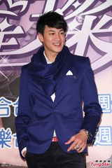 组图：何润东带头“卖肉” 半裸照拼收视率奏效