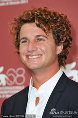 组图：竞赛片《内陆》发布会 女星黄衣配蓝裤抢镜