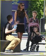 组图：辣妹带4子女出游 布鲁克林抱妹妹帅气成熟