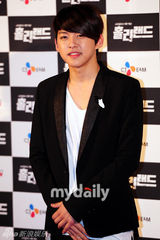 组图：ukiss东浩等出席新剧《Holy Land》发布会