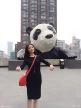 组图：倪妮惬意游古镇 模仿冯绍峰童年照秀恩爱