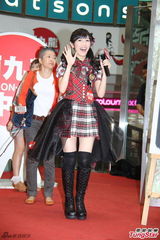 组图：AKB48渡边麻友访港大送飞吻 与粉丝握手