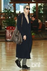 组图：赵寅成赴日宣传《那冬》复古装亮相机场