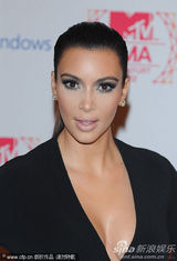 组图：金-卡戴珊深V裙摆拖地性感亮相红毯