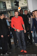 高清图：贝克汉姆为品牌站台 橘红色T恤抢眼