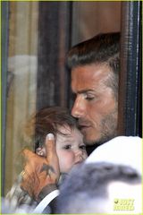 组图：小贝抱女儿离开秀场 小七被闪光灯吓坏