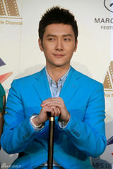 高清图： 冯绍峰蓝西装慢走戛纳 为《画皮2》宣传