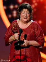 组图：艾美奖现场 玛格-马丁戴尔获剧情最佳女配奖